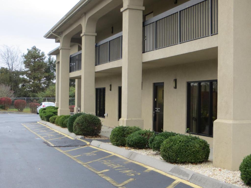 Travelodge By Wyndham Knoxville East Exterior photo